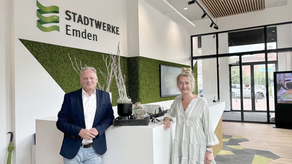 Wolfgang Siefkens und Melanie Boekhoff sprachen mit dieser Zeitung über die guten Nachrichten, dass die Stadtwerke Emden ihre Energiepreise senken wollen. Gesprächspartner Philipp Schild ist nicht im Bild, weil er gesundheitsbedingt per Video zur Unterhaltung dazu geschaltet wurde. Foto: Hanssen