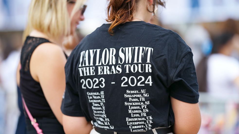 Mussten wieder abziehen, ohne ihr Idol gesehen zu haben: Taylor-Swift-Fans in Wien. Foto: picture alliance/dpaAPA/Eva Manhart
