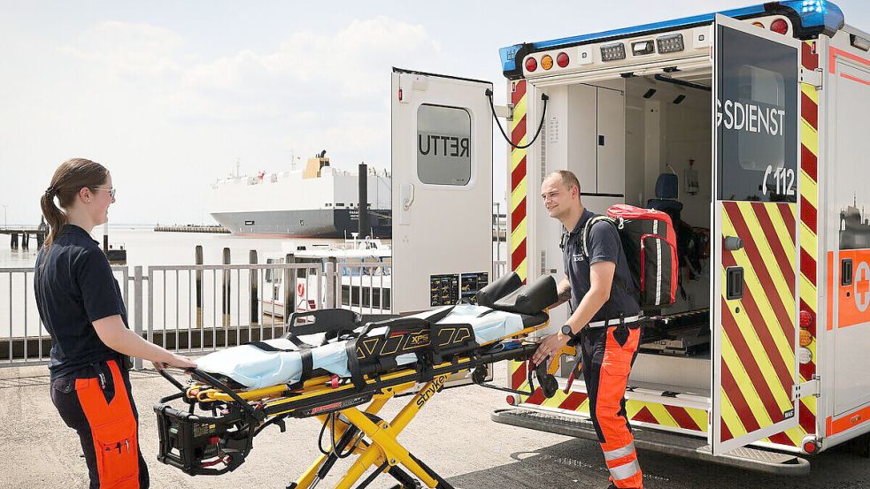 Der Rettungsdienst in Emden wurde 2023 neu geordnet. Dazu gehört auch die Schließung der alten Wache an der Wolthusern Straße und die Inbetriebnahme der provisorischen Wache am Nordkai, wo dieses Foto entstanden ist. Foto: Stadt Emden