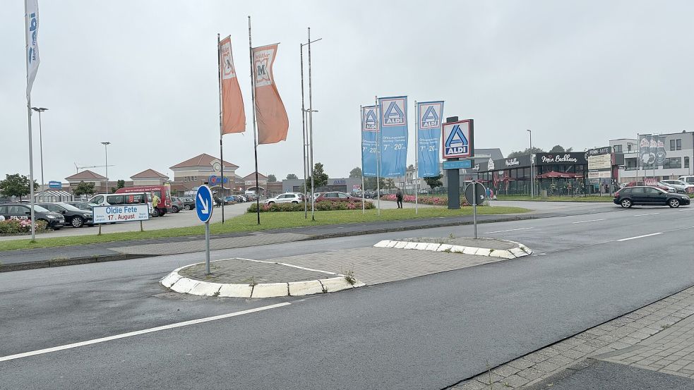 Bereits wenige Stunden nach dem Unfall an der Verkehrsinsel auf der Rhauderwieke hatte die Straßenmeisterei Leer die Schäden beseitigt und die Verkehrsschilder dort wieder aufgestellt. Foto: Fertig