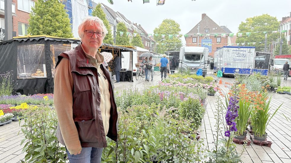 Viele Kundinnen und Kunden haben sich am Freitag, 9. August, bei Edeltraud Ambraß verabschiedet. Mit ihrem Mann Helmut Ambraß hatte sie 46 Jahre lang den Stauden- und Kräuterstand auf dem Wochenmarkt in Emden betrieben. Jetzt ist Schluss. Foto: Hanssen