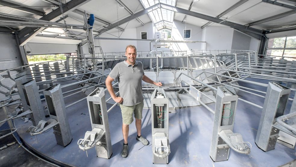 Gerd-Jannes Janssen in seiner neuen Melkanlage. Sie bietet Platz für 40 Tiere. Foto: Ortgies