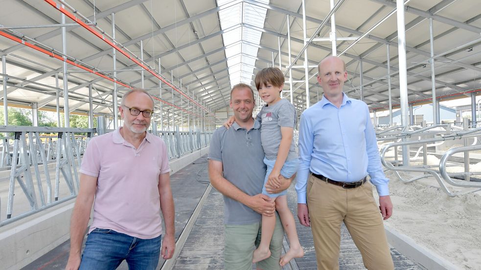 Thorsten Kuchta vom Masterplan Ems (von links), Landwirt Gerd-Jannes und Sohn Janno Janssen sowie Holger Janßen vom Amt für regionale Landesentwicklung bei einem Rundgang über den neuen Hof bei Wirdum. Foto: Ortgies