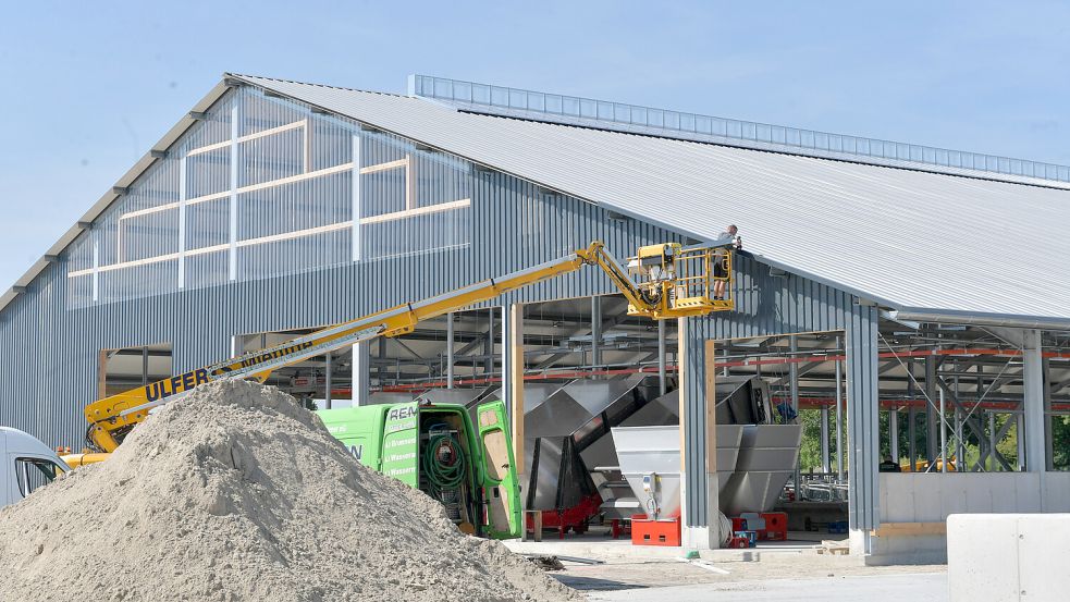 Die Bauarbeiten an dem Stall sollen im Spätsommer abgeschlossen sein. Foto: Ortgies