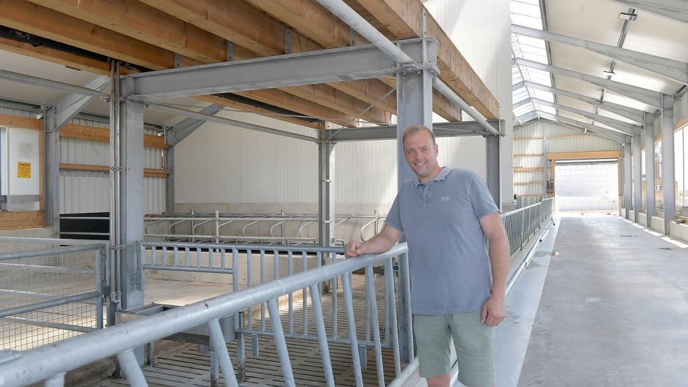 Gerd-Jannes Janssen im Kälberstall. Die Tiere werden hier in Gruppen gehalten. Foto: Ortgies