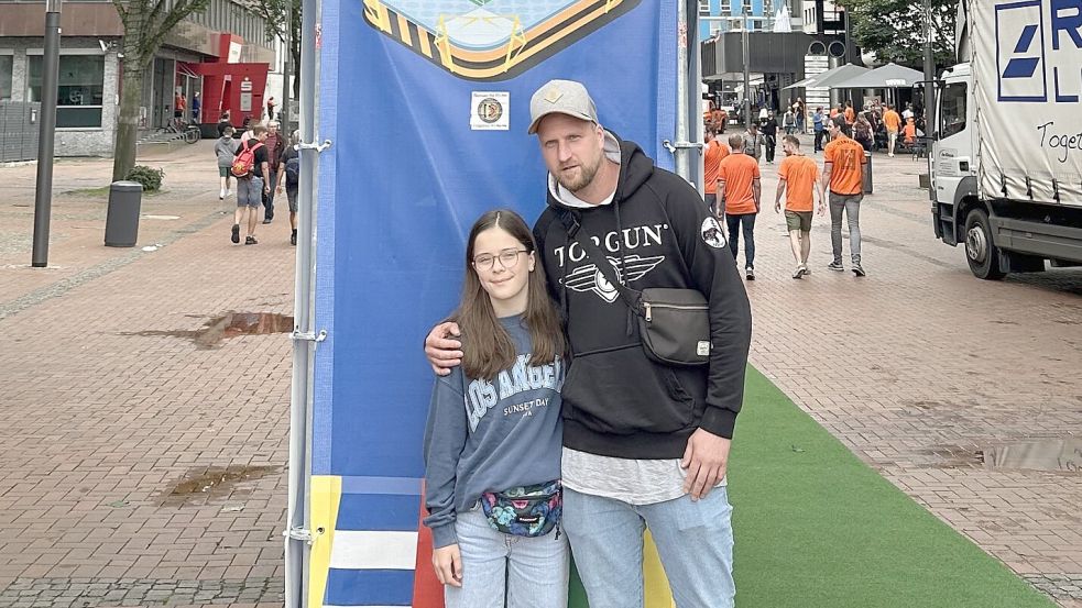Patenonkel Michael Mielke (rechts) ermöglichte das Einlaufen für Mila und war selbst mit im Stadion.