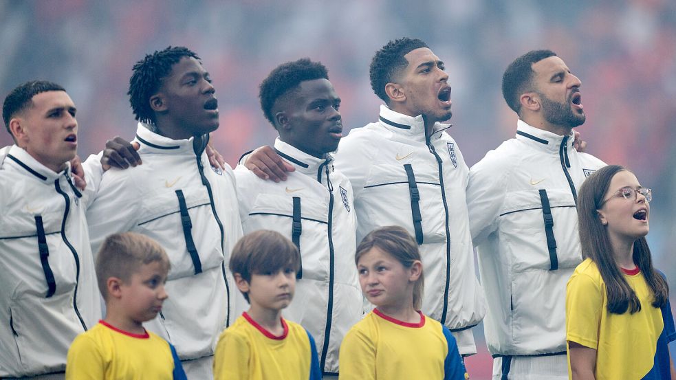 Auf diesem Foto ist gut zu erkennen, wie inbrünstig Mila Klug (rechts) bei der englischen Nationalhymne mitsingt.
