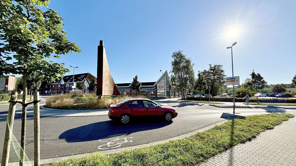 Die Entlastungsstraße vom Zollhaus soll laut den Planungen in Höhe des heutigen Kik-Marktes in den Kreisel beim Hafenkopf münden. Das Zwei-Sterne-Hotel soll auf dem Parkplatz auf der rechten Bildseite gebaut werden. Foto: Ortgies