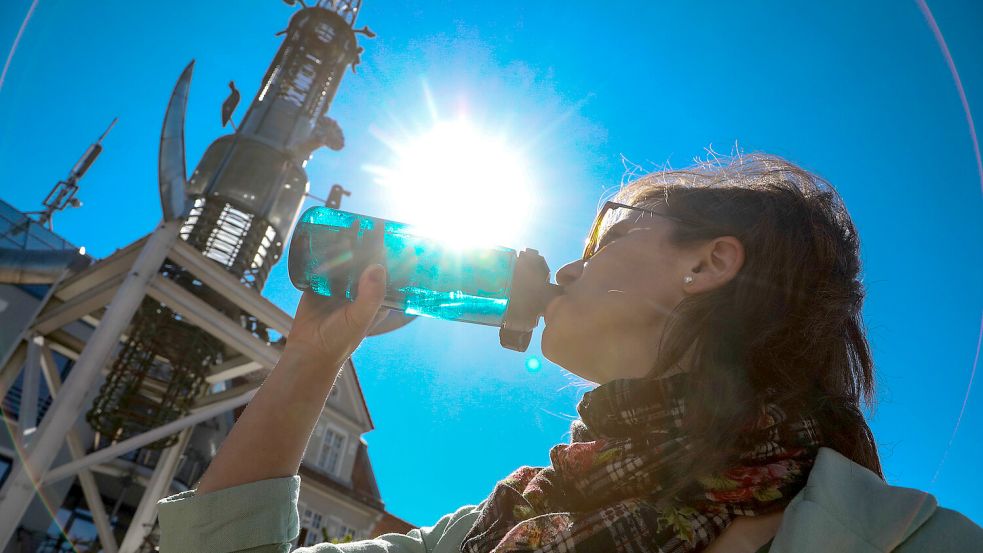 Eine Frau trinkt bei warmem Wetter Wasser aus der Flasche. Auffüllen mit Trinkwasser kann jeder kostenlos an verschiedenen Stellen im Kreis Aurich. Foto: Romuald Banik