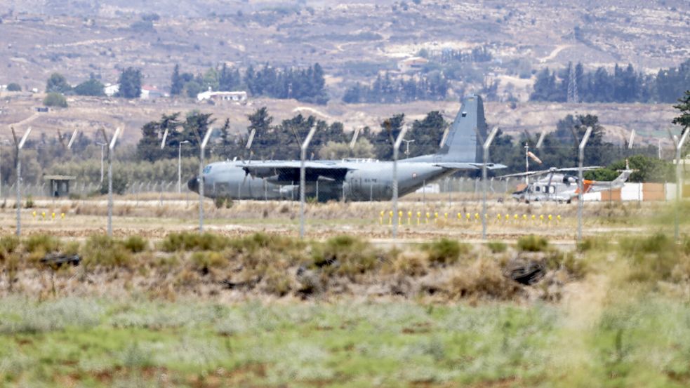 Eine Militärmaschine steht auf dem Rollfeld des Flughafens Paphos auf Zypern. Die Republik Zypern ist bereit, im Falle einer Eskalation im Libanon und Israel bei Evakuierungen von Bürgern der EU und anderen Staaten zu unterstützen. Foto: picture alliance/dpa