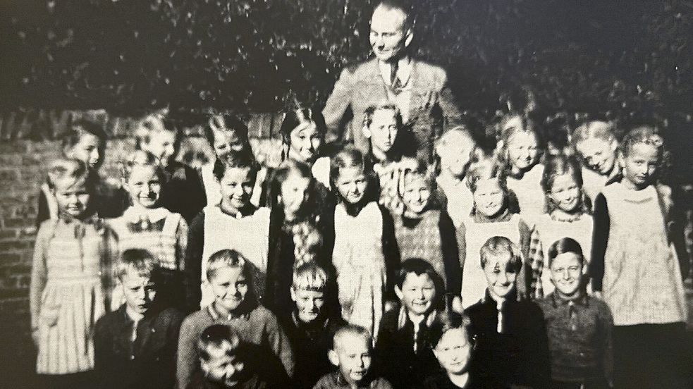 Der Lehrer Gottfried Knostmann mit den Loppersumer Kindern der Klassen eins bis vier im Jahr 1938. Knostmann starb 1943 an der Front südlich von Orel in Russland. Foto: privat