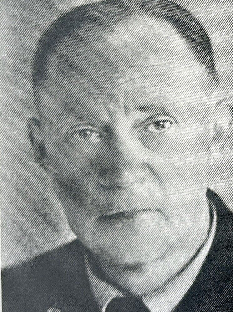 Lehrer Hinrich Wallrabe schrieb die Briefe für die Soldaten an die Tafel. Die Kinder schrieben sie ab. Foto: Privat/Niedersächsisches Landesarchiv