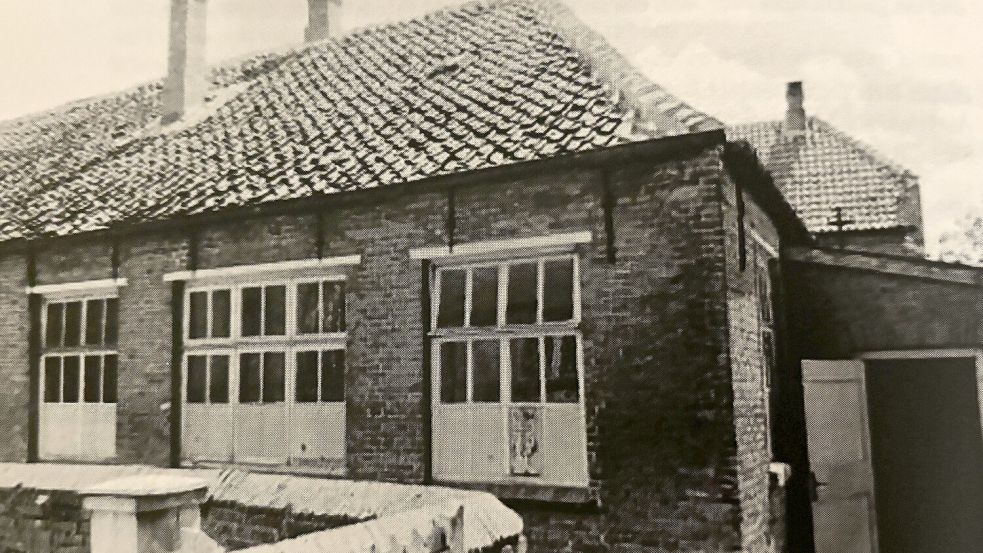 Die Loppersumer Schule neben der Kirche. Hier wurden mehrere Klassen auf einmal unterrichtet. Foto: Privat/Medienzentrum Norden
