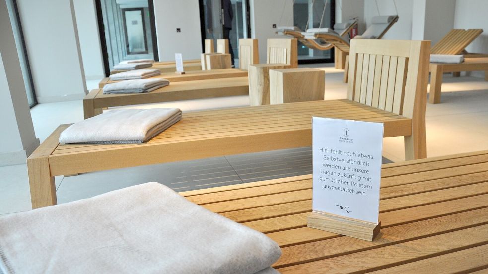 Leere Liegen, soweit das Auge blickt. Das Thalasso Meeres Spa in Horumersiel wurde nur kurz nach der Eröffnung wieder geschlossen. Ein Keim hat sich im Trinkwassersystem eingenistet. Foto: Ullrich/Archiv
