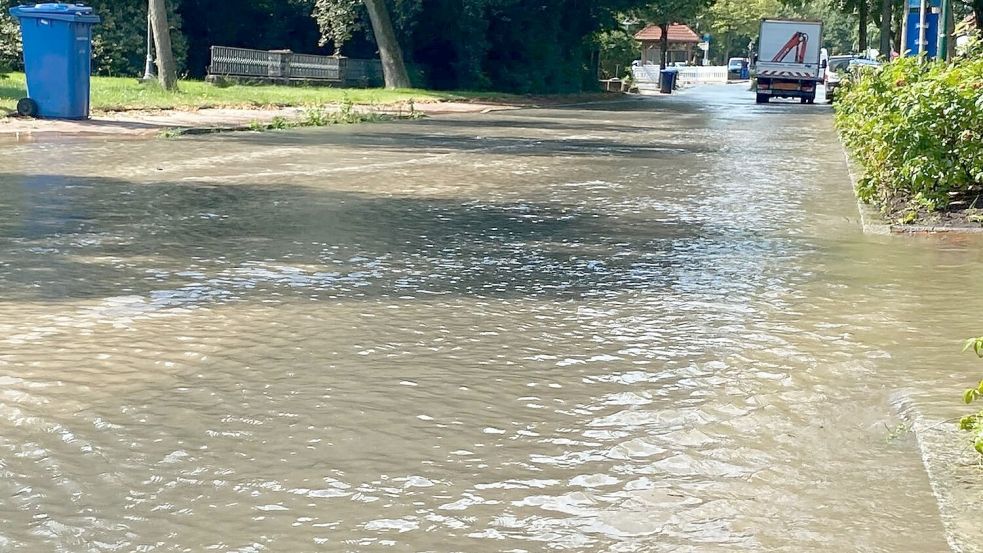 Eine Trinkwasserleitung in Accum (Schortens) ist gebrochen. Verschiedene angrenzende Straßen wurden geflutet. Foto: privat