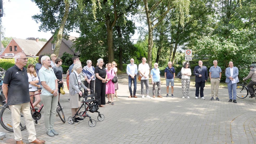 Zahlreiche Anwohner kamen zum Pastorenkamp 16, um die Bandeisenplastik am Haus zu bewundern.