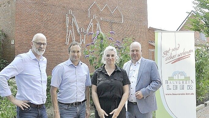 Thorsten Tooren und Thomas Exner (beide Bauverein, von links), Katharina Birch und Claus-Peter Horst stehen vor dem Kunstwerk. Fotos: privat