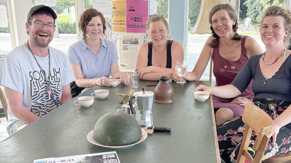 Lars Oldendorf, Gesine Agena, Frouwine Stoltmann, Monika Pfeifer und Jana Kremer vom Vorstand des Vereins Kulturbrennerei Doka sitzen im Marktpavillon, der am Donnerstag eröffnet werden soll. Foto: Rebecca Kresse