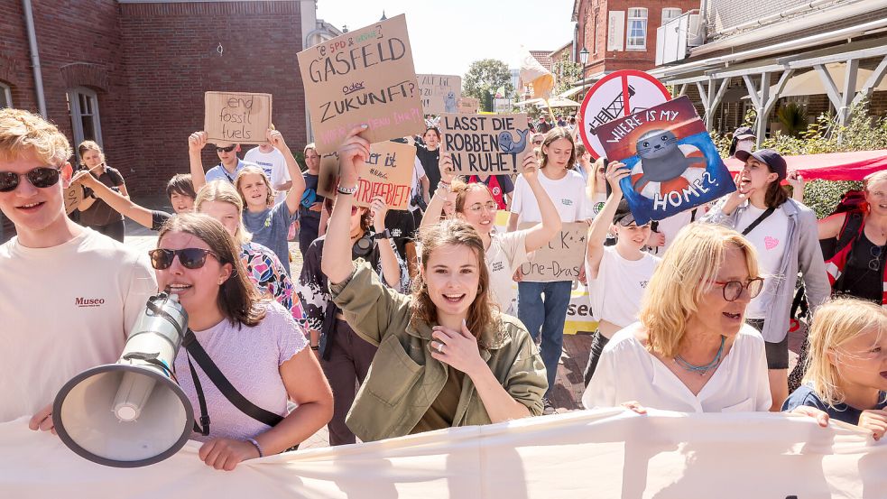 Luisa Neubauer (Mitte) führte den Protestzug mit an. Foto: Hock