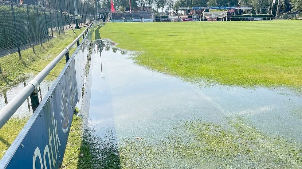Auf und neben dem Firreler Sportplatz steht Wasser. Dieses Foto hat GW-Vorsitzender Johannes Poppen am Mittwochmittag geschickt. Foto: GW Firrel