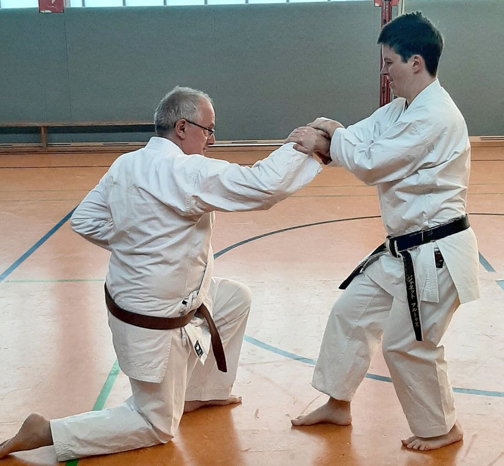 Horst Boomgaarden (links) und Jeannette Prescher bieten in Greetsiel einen Selbstverteidigungs- und Karate-Kurs für Kinder und Jugendliche an. Foto: Privat