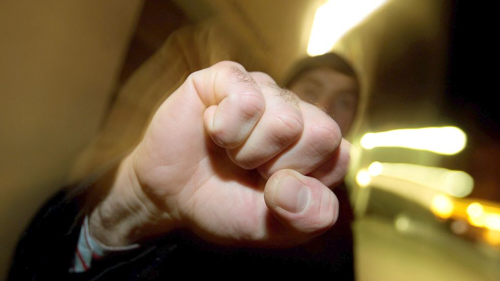 Ein Mann hebt seine geballte Faust. Gegen Mobbing, Erpressung, Gewalt auf dem Schulhof und sexuelle Belästigung können Karate- und Selbstverteidigungskurse helfen. Foto: Hildenbrand/dpa