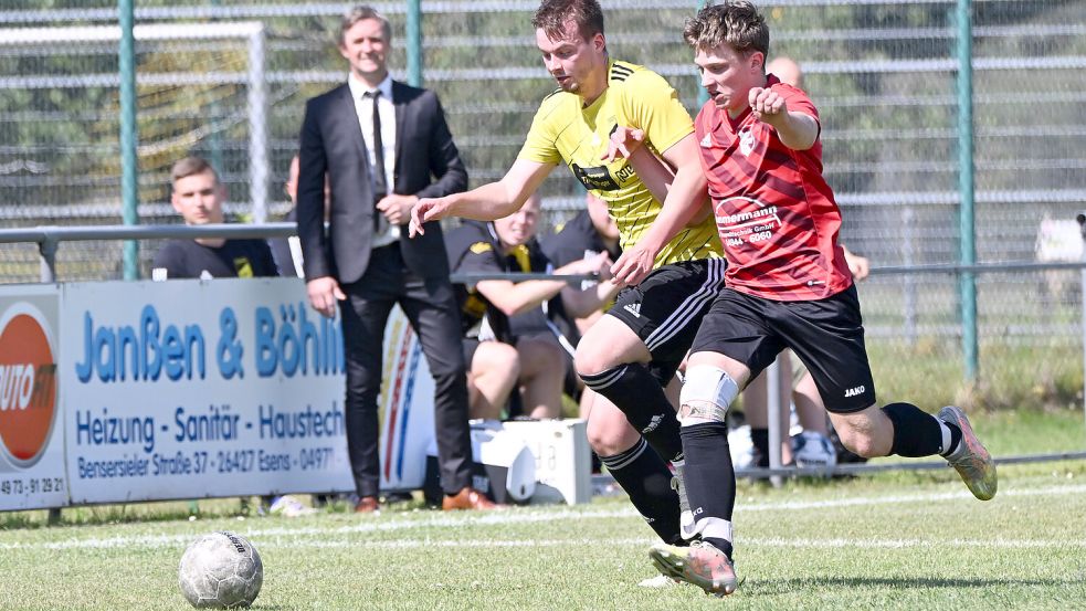 Nach 1911 Tagen hatte die 1. Herren des SV Werdum (gelbes Trikot Luca Poppen) am Sonntag endlich mal wieder ein Heimspiel in Werdum. Die B-Klassen-Partie gegen den TSV Holtrop ging 2:3 verloren. Foto: Doden/Blomberg