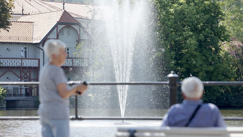 Viel Wasser und Abkühlung ist im Sommer gerade bei älteren Menschen wichtig. Sonst drohen gesundheitliche Folgen. Symbolfoto: Matthias Bein/dpa