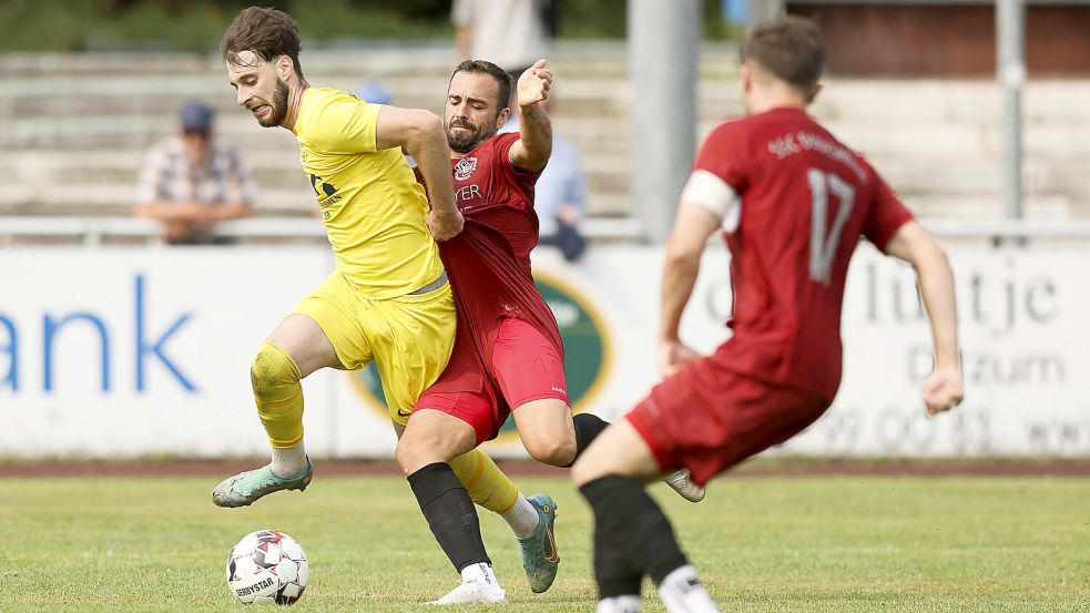Die Leeraner Offensive um Alizade Carmanov (links) erzielte in drei Ligaspielen erst ein Tor.