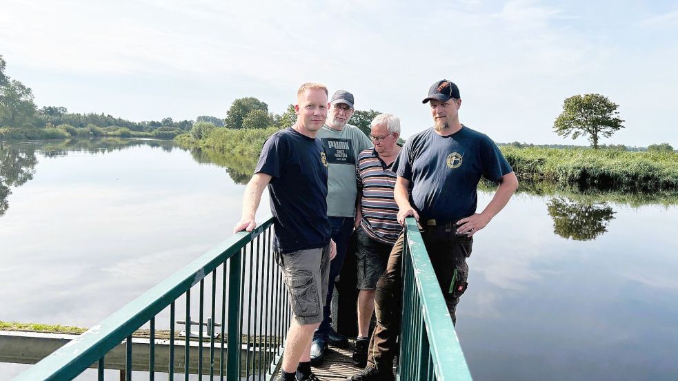 Sie sind derzeit im Einsatz: Jörg Eihusen, 2. Vorsitzender des Fischereivereins Stickhausen (von links), Gewässerwart Peter Meißner, ehemaliges Vorstandsmitglied Helmut Engelmann und 1. Vorsitzender Jann Hesse.