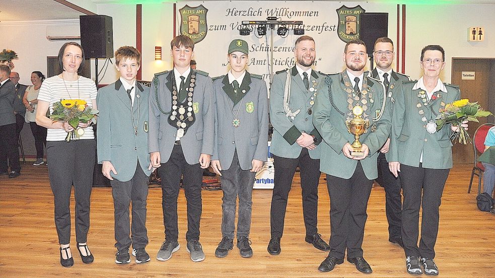 Petra Martens (von links), Dirk Hinrichs, Jakob Bakker, Tamme Grüssing, Niklas Schmiemann, Rene Schmiemann, Patrick Plenter-Abend und Nicole Schmiemann bilden das Königshaus. Fotos: Wolters