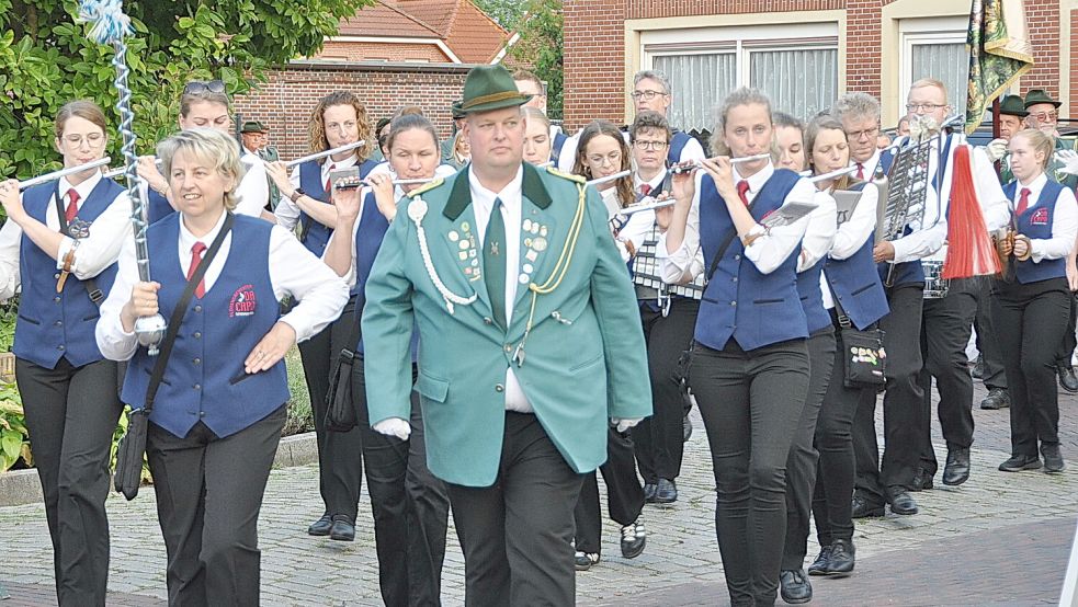 Mit Musik ging es auf den Festumzug von Stickhausen nach Detern.