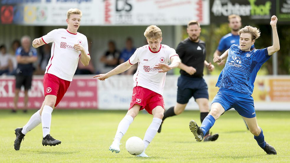 Der SV Stern Schwerinsdorf (rot-weiße Trikots) feierte gegen Collinghorst/Rajen einen knappen 2:1-Sieg. Foto: Doden/Emden