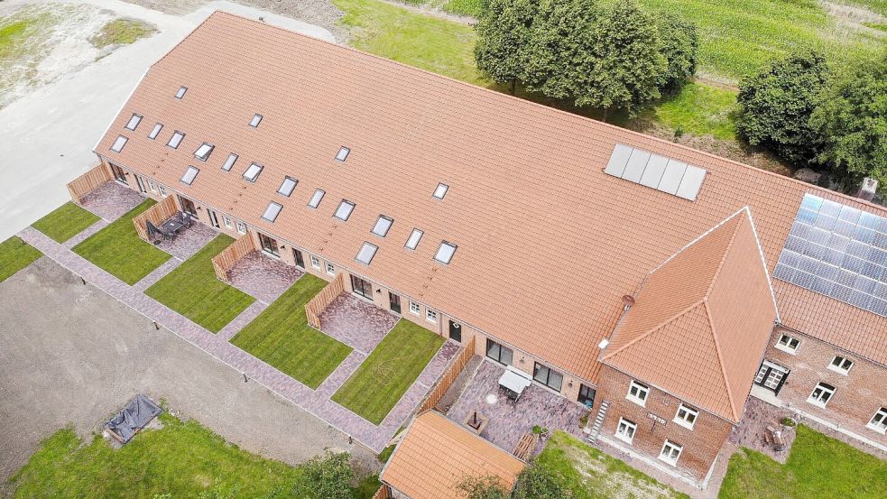 Ein Blick von oben auf den Gulfhof von Milva Iderhoff. Links befindet sich die Gulfscheune mit den Ferienwohnungen, rechts der Wohnteil der Familie. Foto: privat