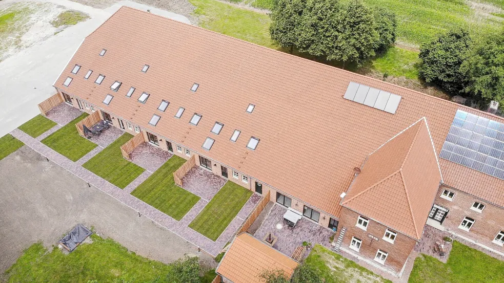 Ein Blick von oben auf den Gulfhof von Milva Iderhoff. Links befindet sich die Gulfscheune mit den Ferienwohnungen, rechts der Wohnteil der Familie. Foto: privat