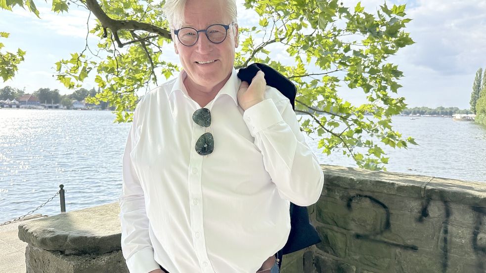 Wirkt zufrieden: Bernd Althusmann an einem Sommertag am Maschsee in Hannover. Foto: Lars Laue
