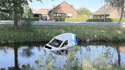 Dieses Auslieferungsfahrzeug rollte in Augustfehn rückwärts in den Kanal. Foto: Polizei