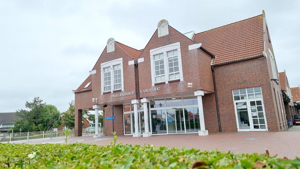Der Langeooger Bahnhof ist einer der Knotenpunkte der touristischen Infrastruktur. Tausende Besucher und Tagesgäste kommen hier an einigen Tagen ins Dorf. Einige davon benötigen auch einen Arzt während des Aufenthaltes. Foto: Bothe/Archiv