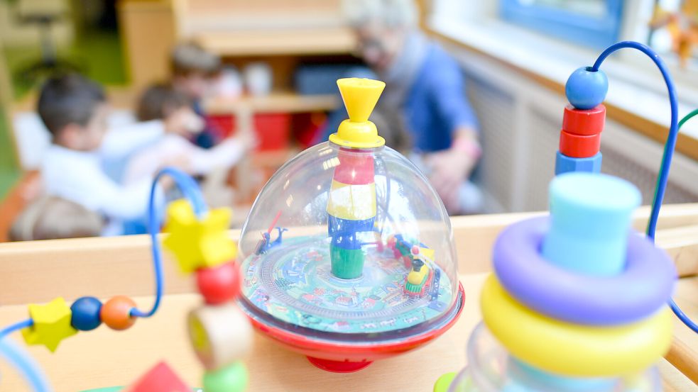 In den Kitas und Kindergärten werden die Kinder spielerisch betreut. Symbolfoto: Anspach/dpa
