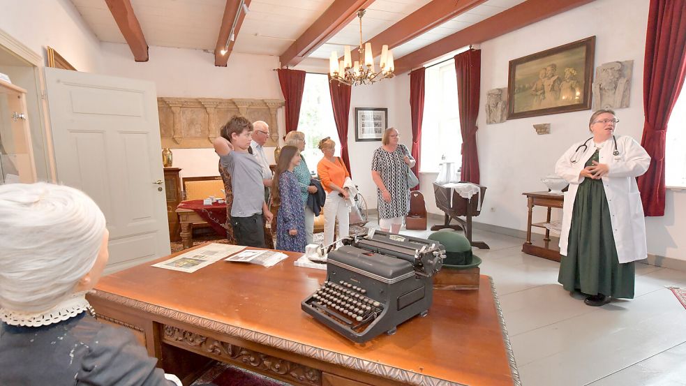 Gästeführerin Heike Niebuhr-Barfs hat Familie Petretto in der Rolle ihrer Vorfahrin Hermine Heusler-Edenhuizen in der Manningaburg in Pewsum begrüßt. Foto: Ortgies