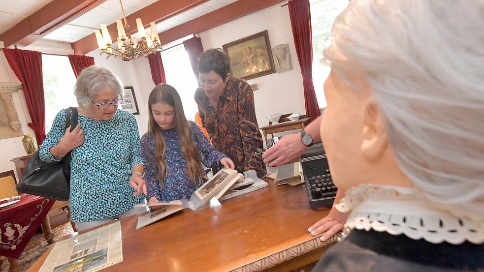 Ein Blick in das Fotoalbum von Hermine Heusler-Edenhuizen. Foto: Ortgies