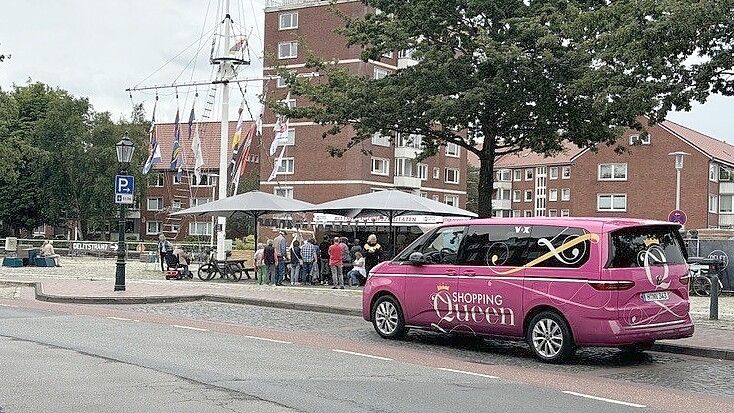 Das berühmte Shopping-Mobil vor dem Fischimbiss am Hafentor in Emden. Foto: Weiden/Archiv