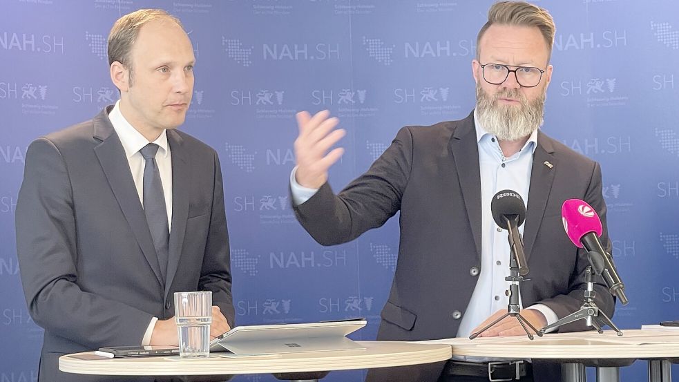 Wollen die Pünktlichkeit der Züge verbessern: Arne Beck von Nah-SH und Verkehrsminister Claus Ruhe Madsen (r.). Foto: Carlo Jolly