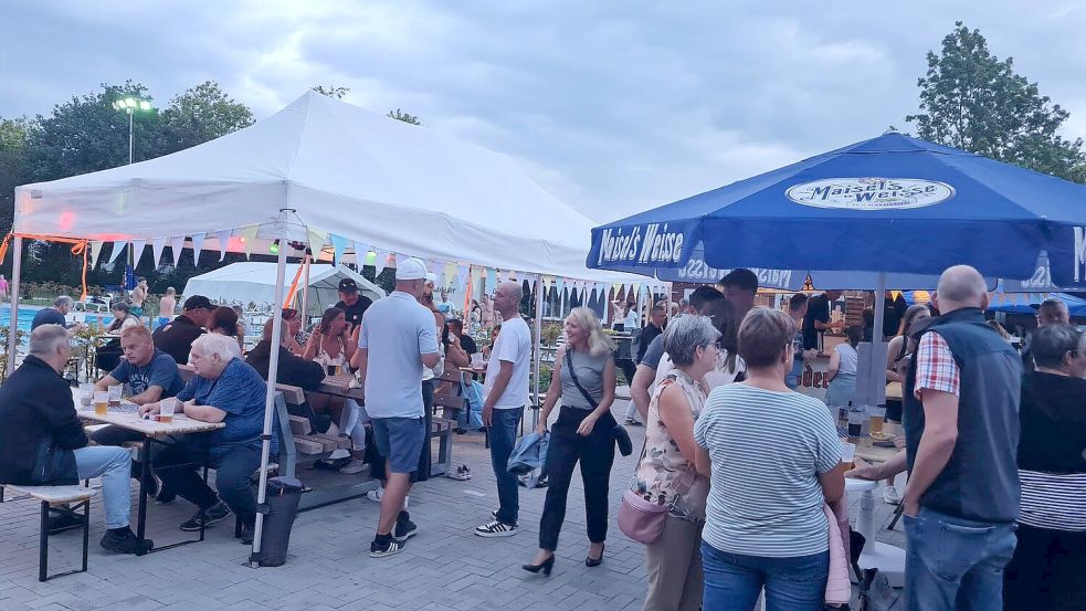 Trotz des Wetters waren einige Besucherinnen und Besucher zum Sommerfest gekommen. Gegen 20 Uhr fing es dann aber zu gewittern an. Foto: Förderverein Freibad Borssum