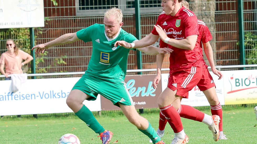 Bent Bogena im Zweikampf mit einem Pewsumer Gegenspieler. Wallinghausen spielte clever und aggressiv.Foto: Helmut Vortanz