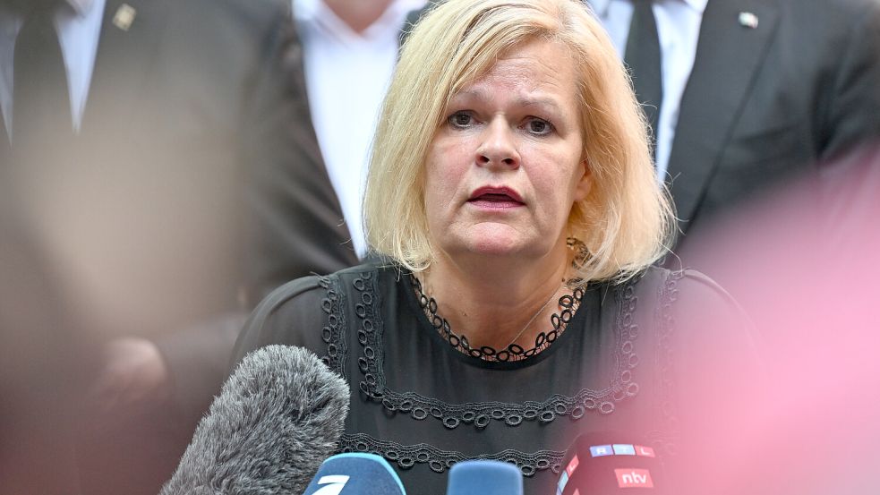 Nach dem Anschlag mit mehreren Toten auf dem Solinger Stadtfest spricht Bundesinnenministerin Nancy Faeser (SPD) bei einem Pressestatement. Foto: dpa