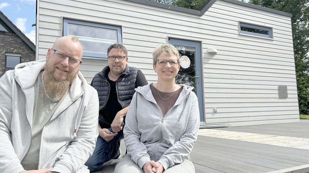 Frank Schöne, Heiner Stickfort und Marion Klaasen von „Tiny House Wohnträume“ in Leer zeigten der Redaktion das erste von drei Minihäusern, die die Firma in Flachsmeer aufstellt. Foto: Janßen