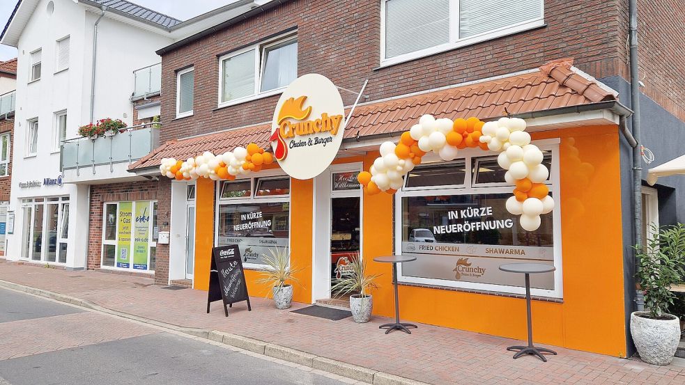 „Crunchy Chicken & Burger“ ist offiziell eröffnet und bedient Kundschaft. Foto: Schulte