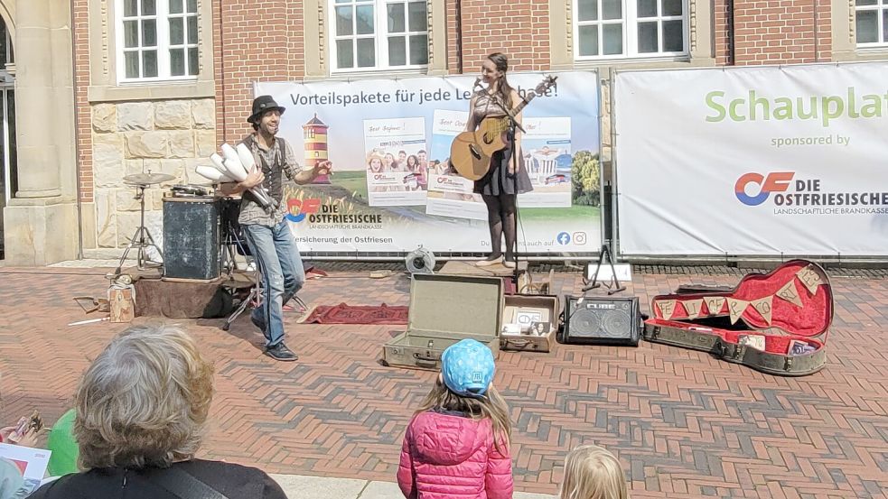 Eine Mischung aus Musik, Humor und Jonglage: Felice & Cortes verzauberten ihr Publikum. Foto: Rebecca Kresse