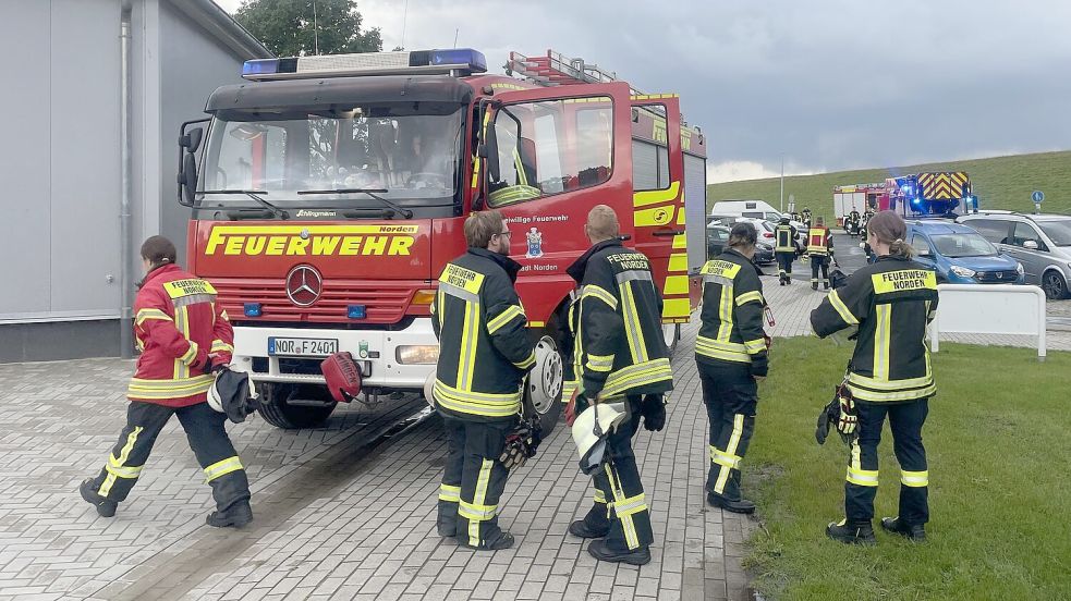 Die Feuerwehr rückte aus, weil durch den Schuss mit dem ball die Brandmeldeanlage aktiviert wurde. Foto: Feuerwehr